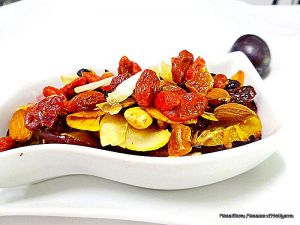 Recette Dessert prunes caramélisées au miel avec des baies et du muesli fruits secs