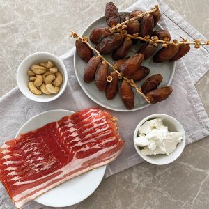 Recette Dattes farcies chèvre & cajou au bacon