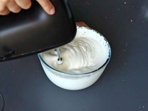 Recette Pas besoin de moule pour réaliser cette bûche aux fruits rouges!