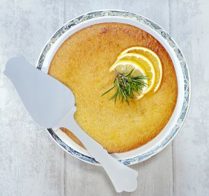 Recette Gâteau à la polenta au miel, à l'huile d'olive, orange, citron et romarin