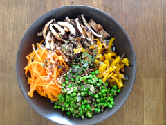 Recette Vegan Noodles : carottes-champignons-poivrons-petits pois