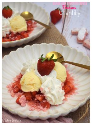 Recette Glace aux biscuits roses sur lit de fraises et chantilly maison