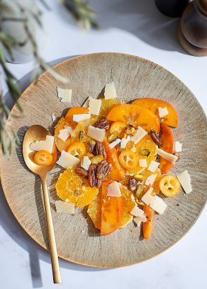 Recette Salade de kaki et orange au parmesan et noix de pécan caramélisées