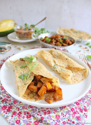 Recette Rava dosa (crêpes indiennes salées) garnies de patate douce et lentilles corail masala, et chutney de mangue aux épices (sans gluten, vegan)