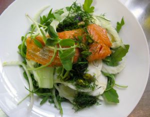 Recette Salade de saumon, fenouil, pistaches, pruneaux sur roquette