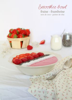 Recette Smoothie bowl fraise – framboise – noix de coco – graines de chia