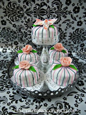 Recette Gateaux d'anniversaire {mini cakes } fleuris - fleurs en pâte à sucre {roses et orchidée }