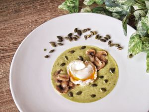 Recette Velouté de brocoli, champignons rôtis à l’ail et œuf poché