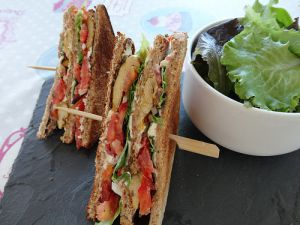 Recette Club sandwich poulet mariné, tomates, fromage frais
