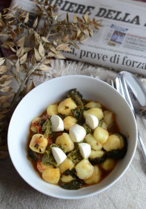 Recette Gnocchi aux épinards sauce tomate pesto et mozzarella