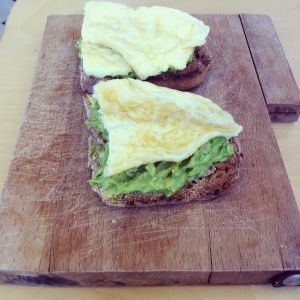 Recette Pour le brunch : tartines d'avocat - omelette