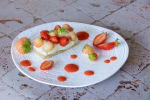 Recette Dessert crémeux aux fraises blanches et rouges comme un jardin