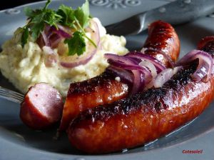 Recette Saucisses de Montbéliard grillées & son écrasé de pommes de terre
