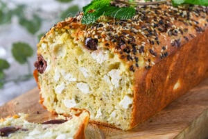 Recette Cake salé à la feta, menthe et olives Kalamata