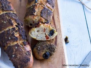 Recette Baguette de pain aux tomates, bacon et olives au pesto