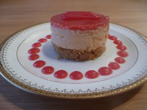 Recette Cheesecake aux fraises et fruits de la passion, biscuit de palets bretons, coulis de groseilles : ces vieilles pierres de l'Hôtel Aubecq qui refusent de disparaître