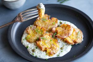 Recette “Smashed potatoes”, sauce tartare