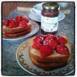 Recette Idée petit déj ou brunch : toast de brioche à la pâte à tartiner et aux fraises
