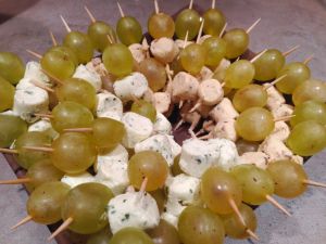 Recette Mini-brochettes apéritives raisin blanc et fromage frais