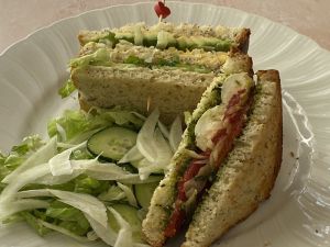 Recette Club sandwichs veggie: tout vert et tomate mozzarella pesto