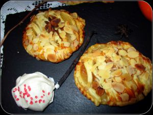 Recette Tartelettes feuilletées à la confiture de pommes, caramel et amandes effilées