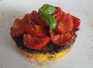 Recette Galettes de polenta, tapenade aux olives et tomates cerises au four