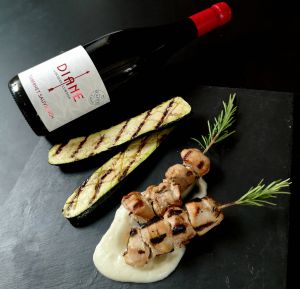 Recette Brochettes de poulet au romarin, courgette grillée, purée d’ail, Diane Cabernet Sauvignon 2021