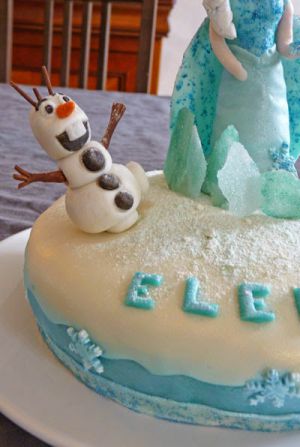 Recette Gâteau de la reine des neiges avec Elsa et Olaf en pâte à sucre (gâteau damier chocolat/vanille)