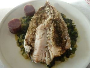 Recette Epinards au curry et coco, merlu aux herbes et patate douce violette