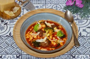 Recette Soupe italienne aux boulettes de viande et parmesan