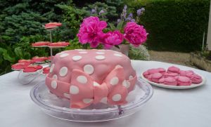 Recette Gâteau d’anniversaire red velvet Minnie Mouse à la ganache chocolat au lait fruits exotiques et recouvert de pâte à sucre