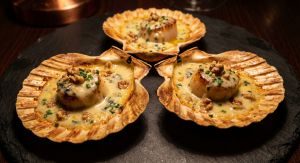 Recette Délicieuses coquilles Saint-Jacques nappées d’une onctueuse crème au fromage bleu