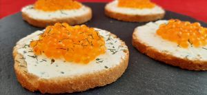 Recette Œufs de truite apéro. Une recette de toasts au fromage frais pour Pâques