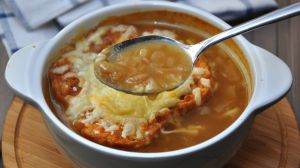 Recette Soupe à l'oignon traditionnelle : Un plat réconfortant et sain