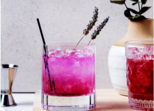 Recette Pourquoi ce cocktail au gin et à la lavande est la boisson avec laquelle les célébrités portent un toast ce printemps ?