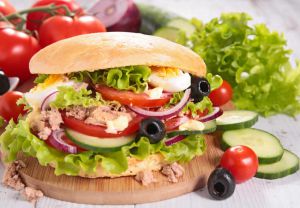 Recette Pan Bagnat Niçois : Le Sandwich Méditerranéen qui Fait Voyager vos Papilles sur la Côte d’Azur !