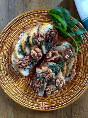 Recette Tartines au Roquefort, poire et noix