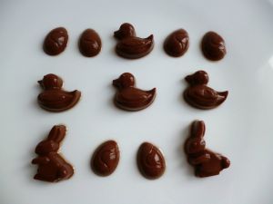 Recette Oeufs, lapins et canards de Pâques sans sucre au bioflan chocolat à seulement 3 calories (pour une vingtaine d'empreintes...)
