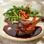 Recette Cuisse de canard confite avec sauce aux baies et garniture de haricots verts.jpg