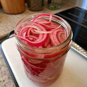 Recette Pickled Red Onions Recipe – Quick and Tangy in 15 Minutes