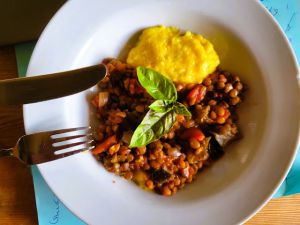 Recette Ragoût de lentilles à l'aubergine et tomates sur polenta