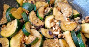 Recette Poêlée  de Courgettes aux Raisins Secs, Noix & Épices