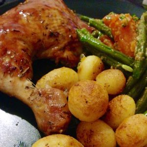 Recette Cuisses de poulet rôties (marinées au Ketchup), et ses légumes sautés | Quand Djoudjou se met aux fourneaux