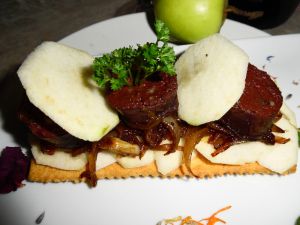 Recette Tartelette au parmesan, sur son confit d'oignons caramélisés, au boudin noir et pommes granny