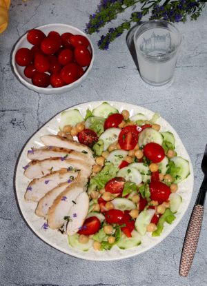Recette Filet de poulet sur salade de légumes et pois chiches