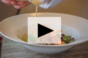 Recette VIDEO – Kevin Breugnot – Les cèpes, en velouté, en habit de raviole et la langoustine pour compagne – Côté Mas à Montagnac