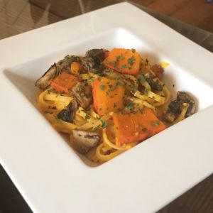 Recette Linguine, sauce vegan au potimarron et lait de coco, champignons au vin blanc