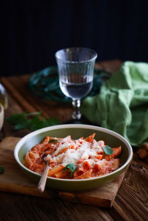 Recette Pâtes à la sauce tomate, crème et vodka (penne alla vodka) Avec la vidéo