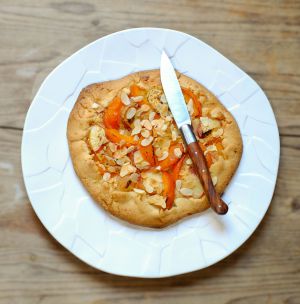 Recette Tarte rustique à la fève tonka, pêches, abricots et crème d'amande