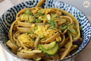 Recette Tagliatelle intégrales, oeufs brouillés vegan et légumes sautés au wok, sauce asiatique